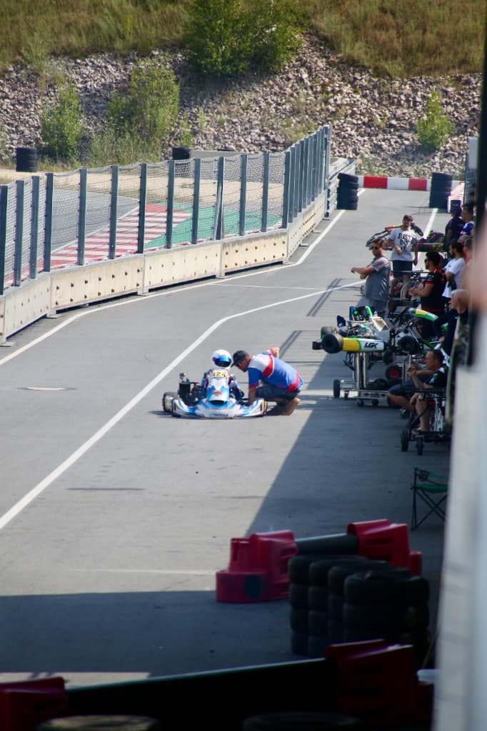 Kart in der Boxengasse mit Mechaniker