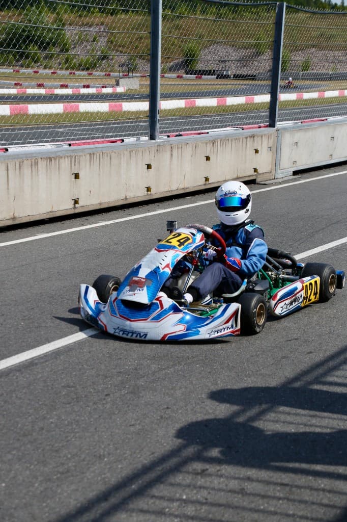 Emil Mundschenk – Kart #424 frontal auf der Strecke